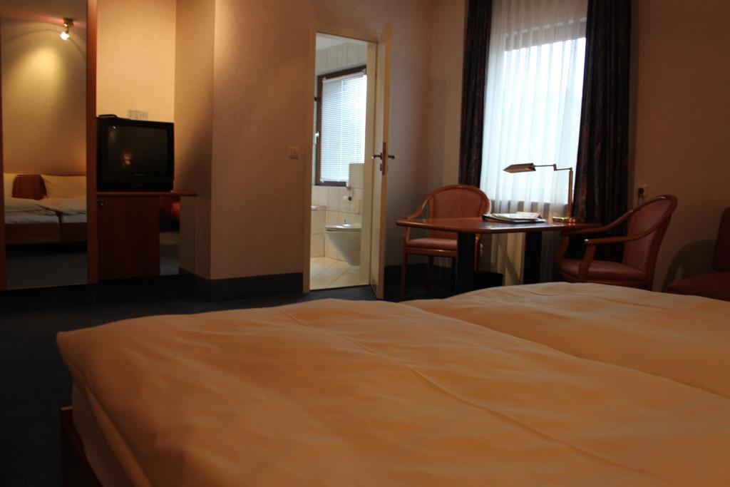 Hotel-Gasthof Die Post Brennerei Frankenhoehe シュリングスフュルスト 部屋 写真